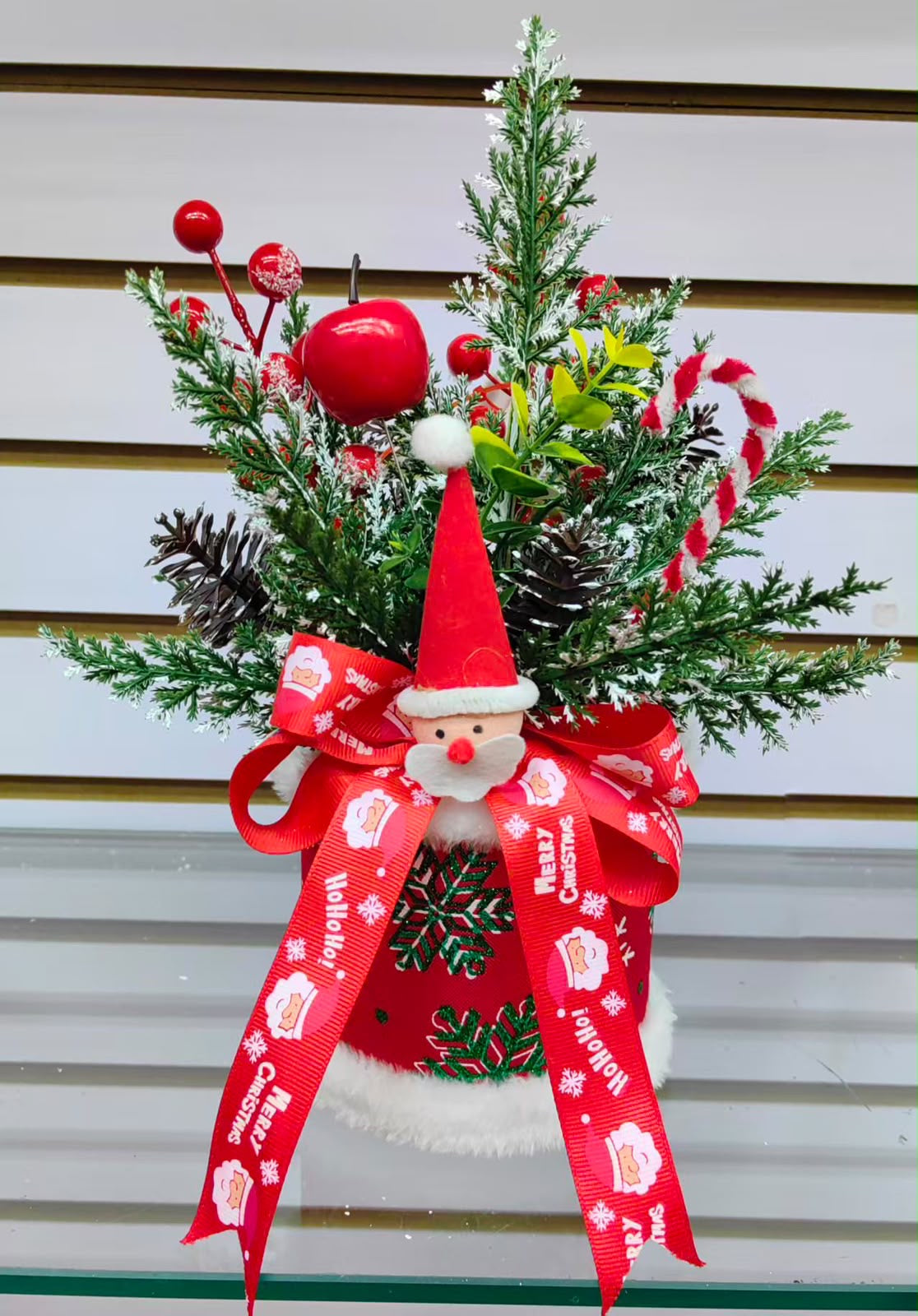 Small Christmas centrepieces
with santa pinecone and berries