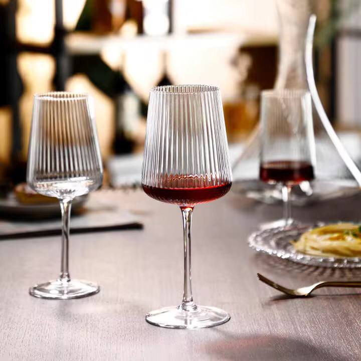 Elegant Ribbed wine Goblets
Vertical stripped wine glass with long stem
Ï