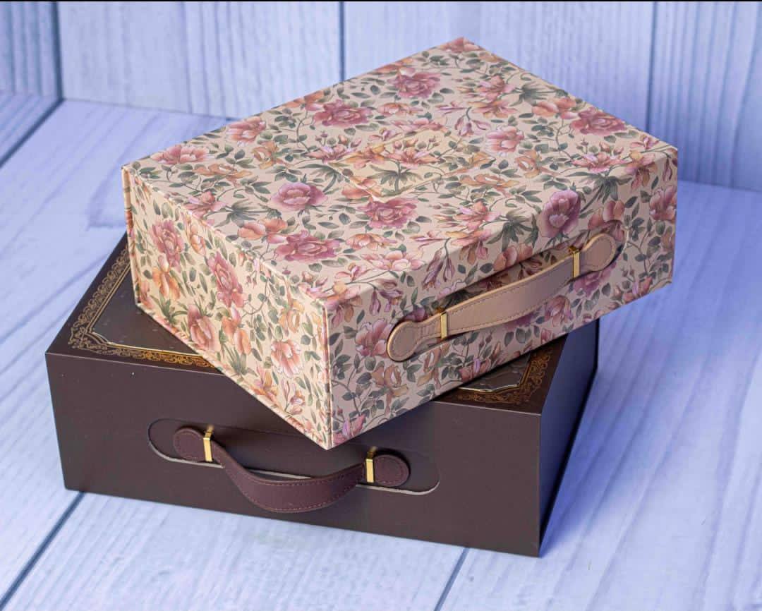 Luxurious Gift Box With Handle Feature