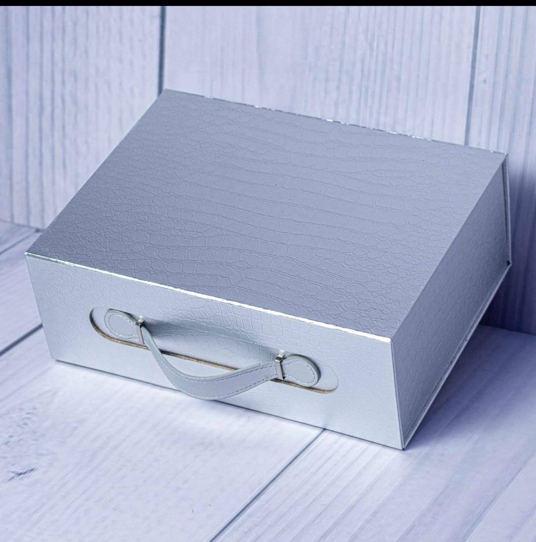 Luxurious Gift Box With Handle Features