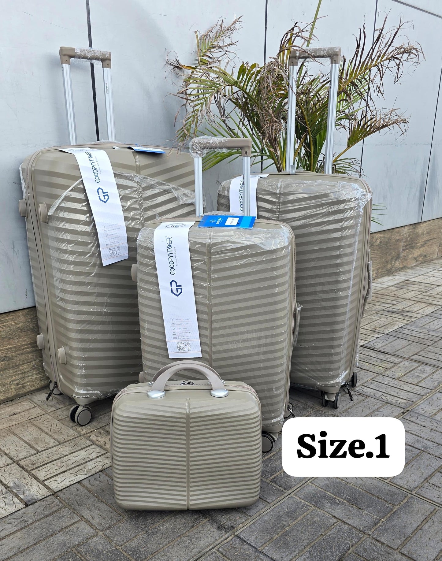 4 in 1 Luxurious unbreakable suitcase set