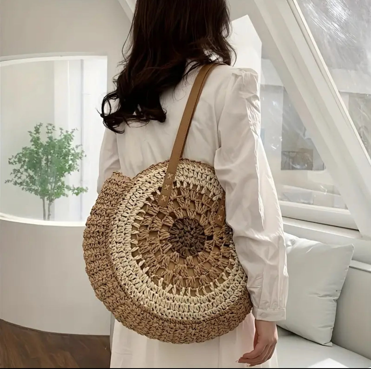 Round straw woven beach bag