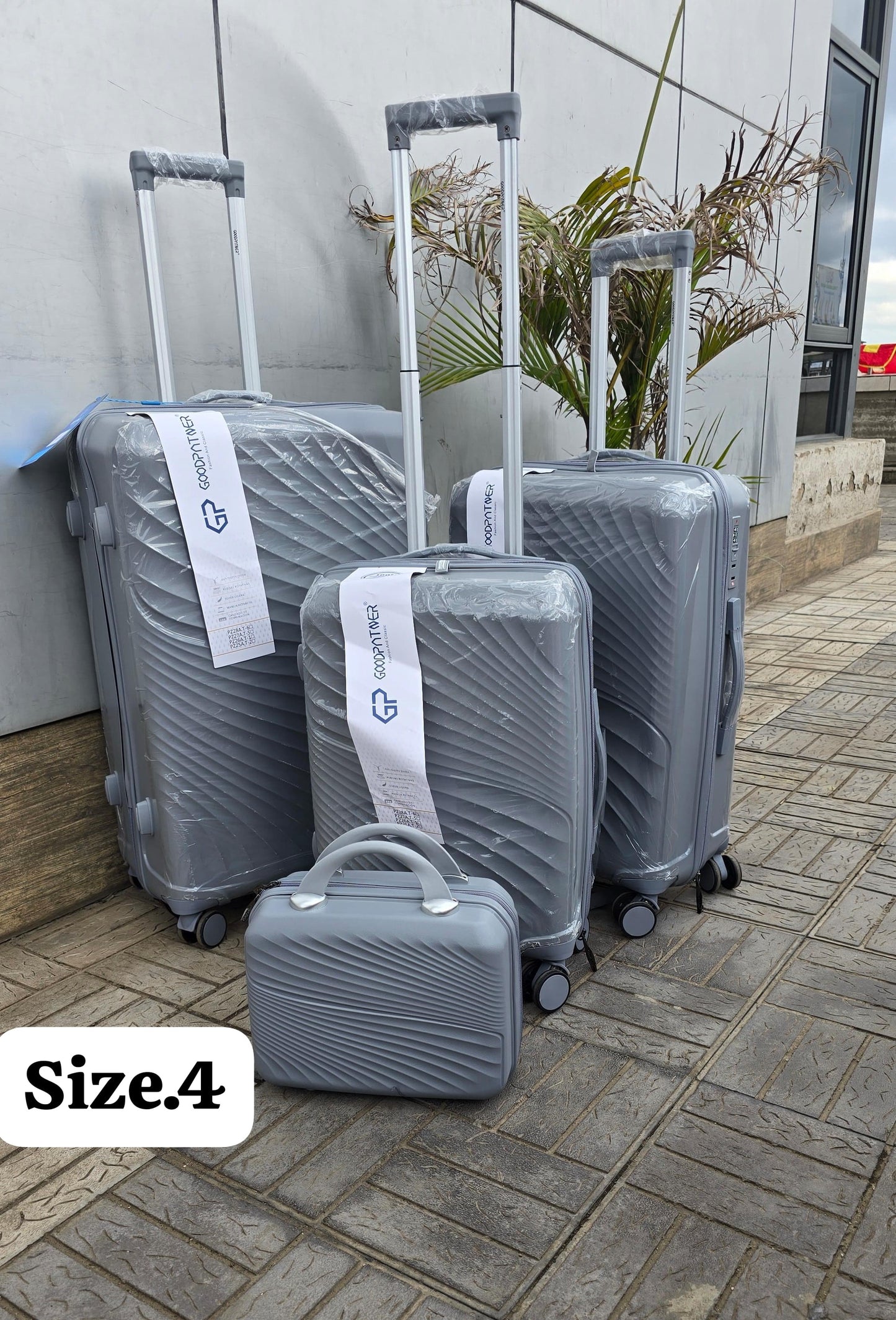 4 in 1 Luxurious unbreakable suitcase