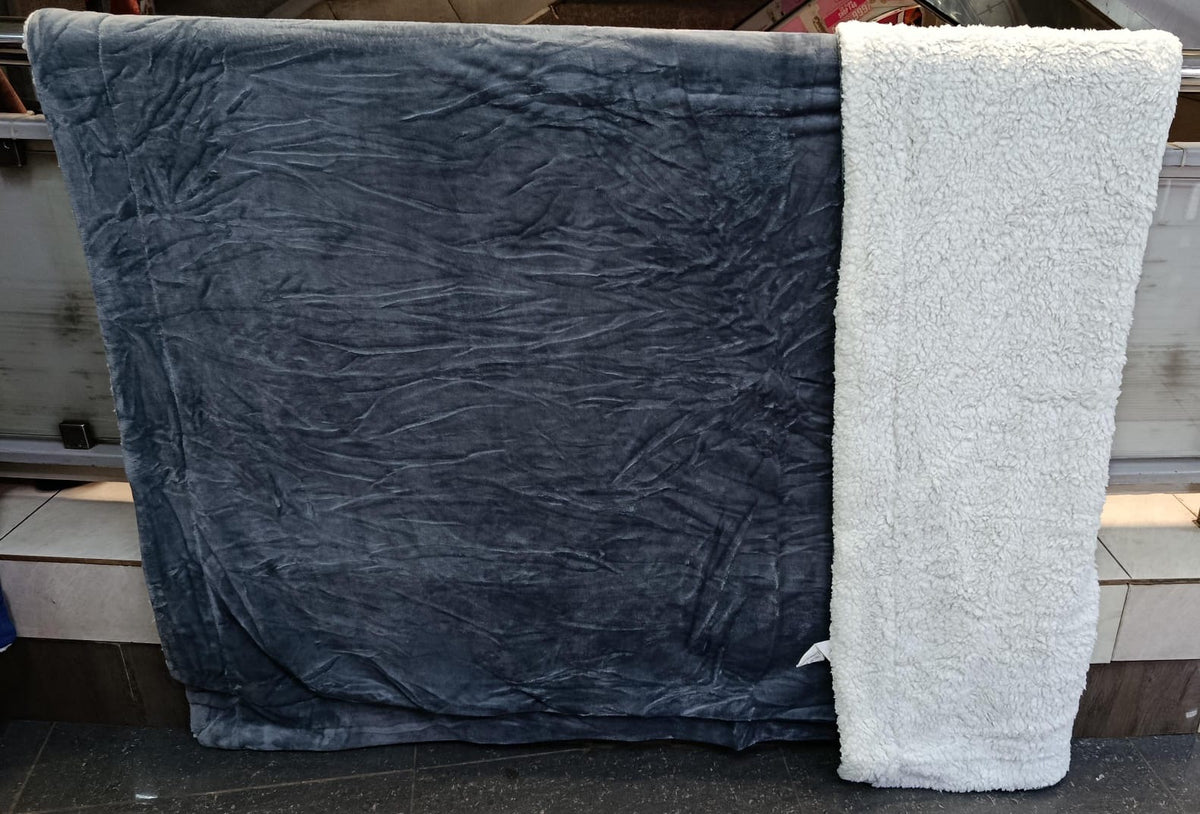 Cozy Woolen/Sherpa/Fleece throw blankets