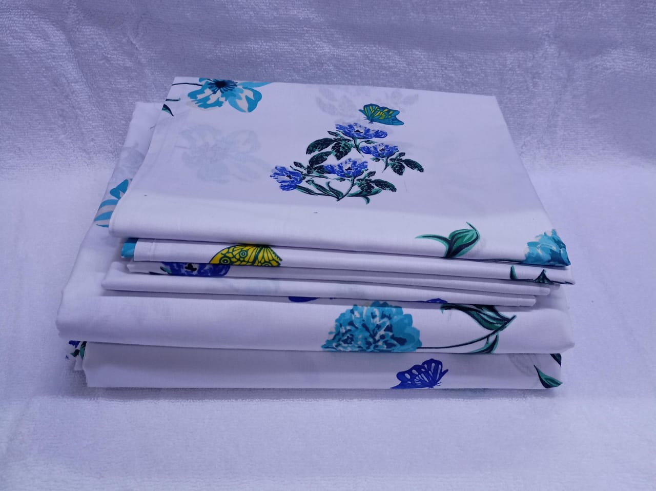 Two flat bedsheet both floral and 4 pillowcases cases size 6*7