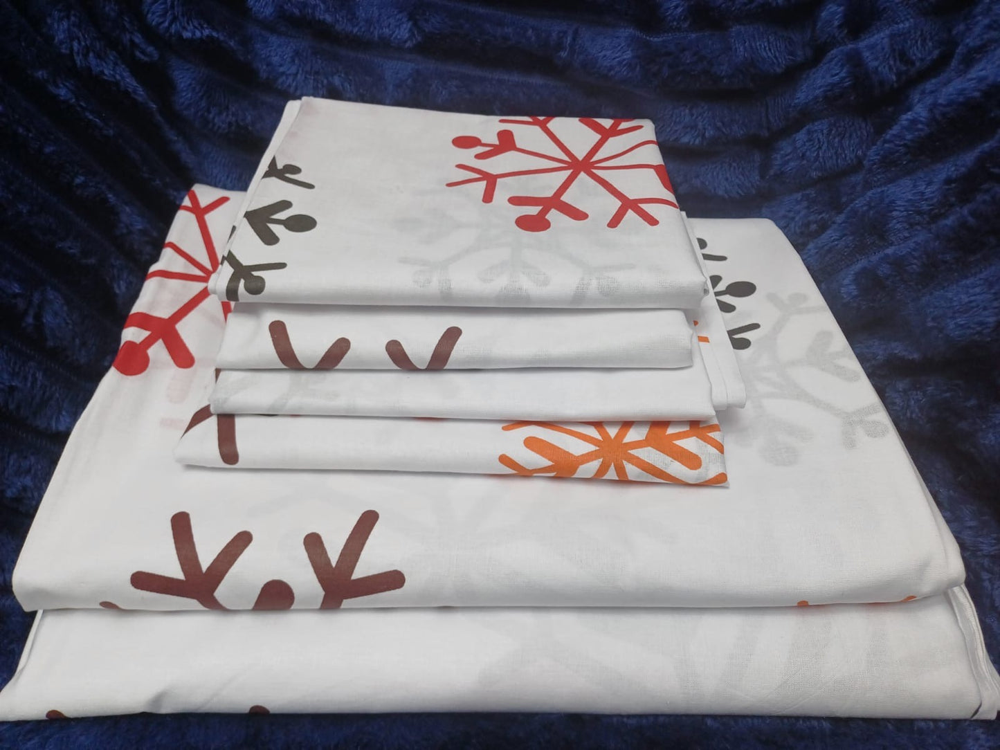 Two flat bedsheet both floral and 4 pillowcases cases size 6*7