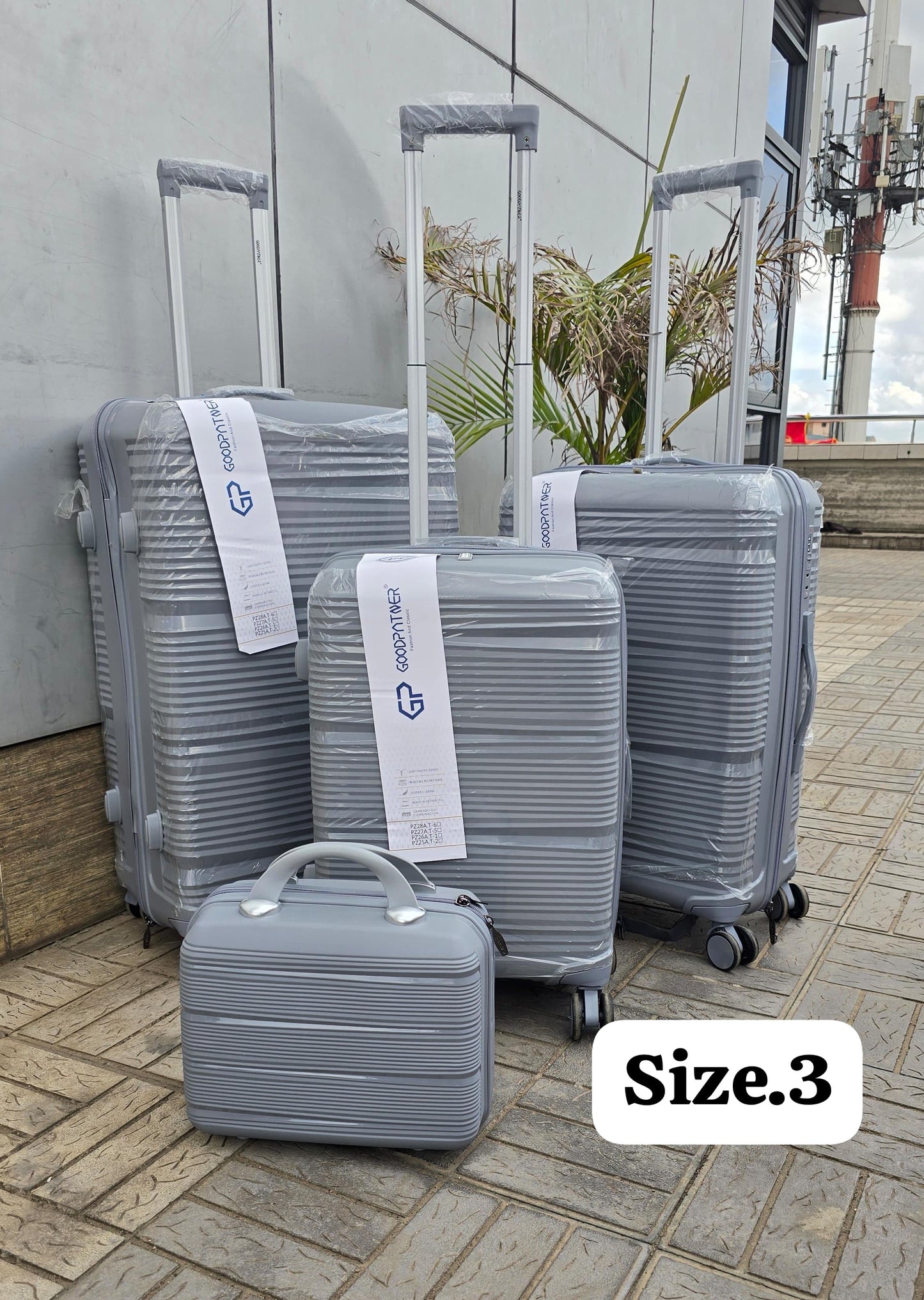 4 in 1 Luxurious unbreakable suitcase