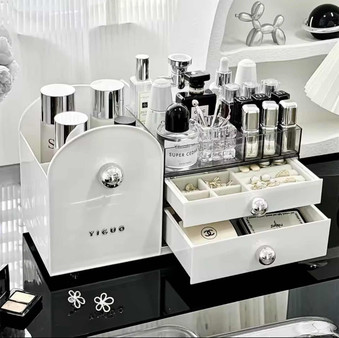 Large capacity make-up organizer