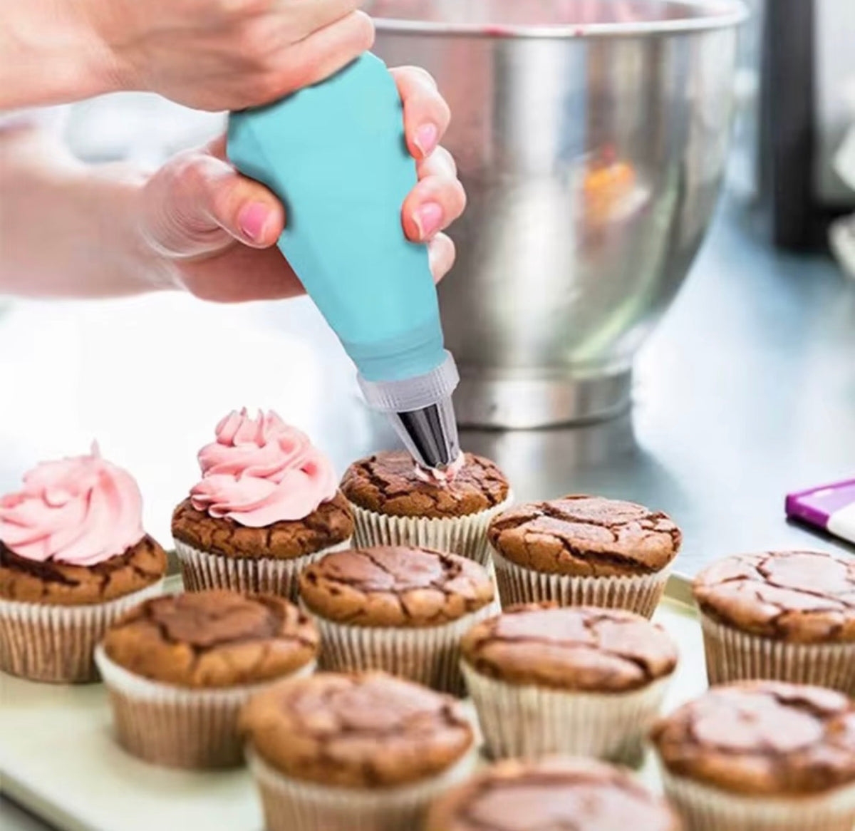 Cake decorator