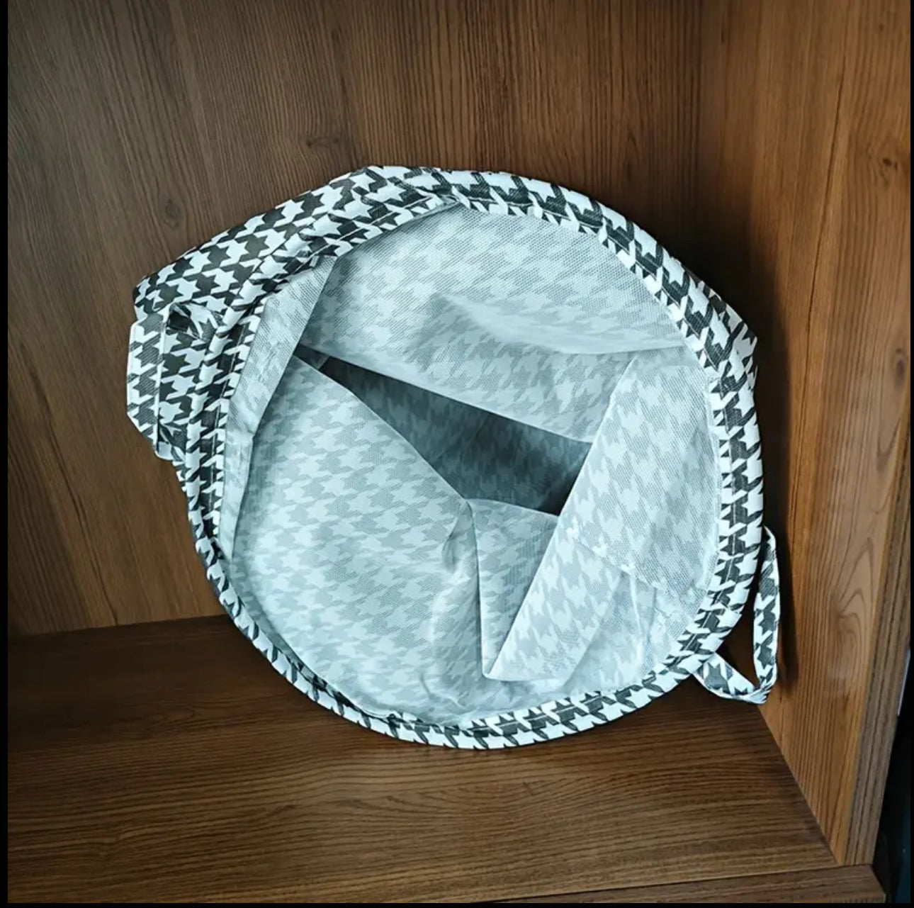 Foldable laundry baskets