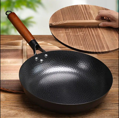 Iron wok with lid