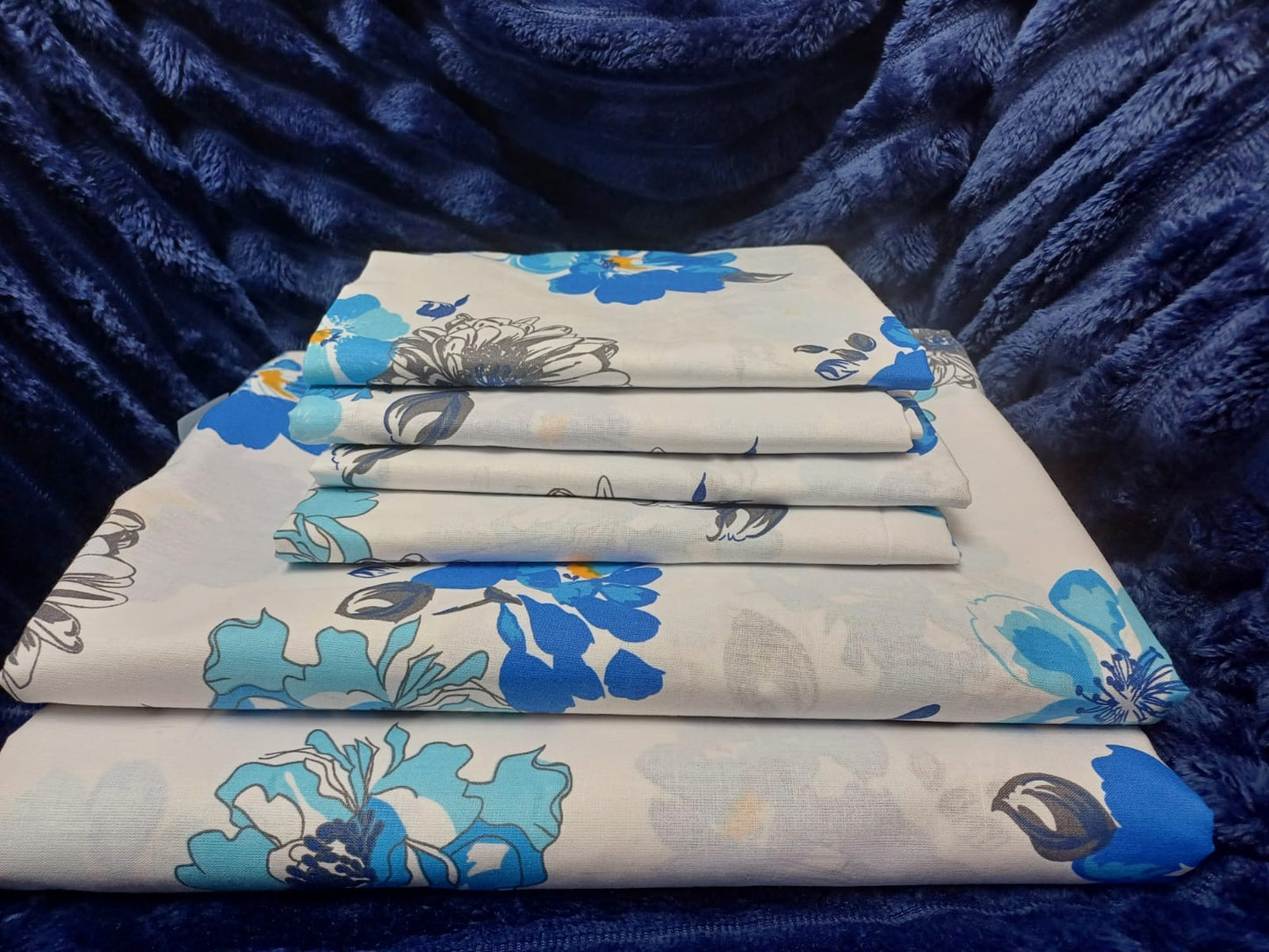 Two flat bedsheet both floral and 4 pillowcases cases size 6*7