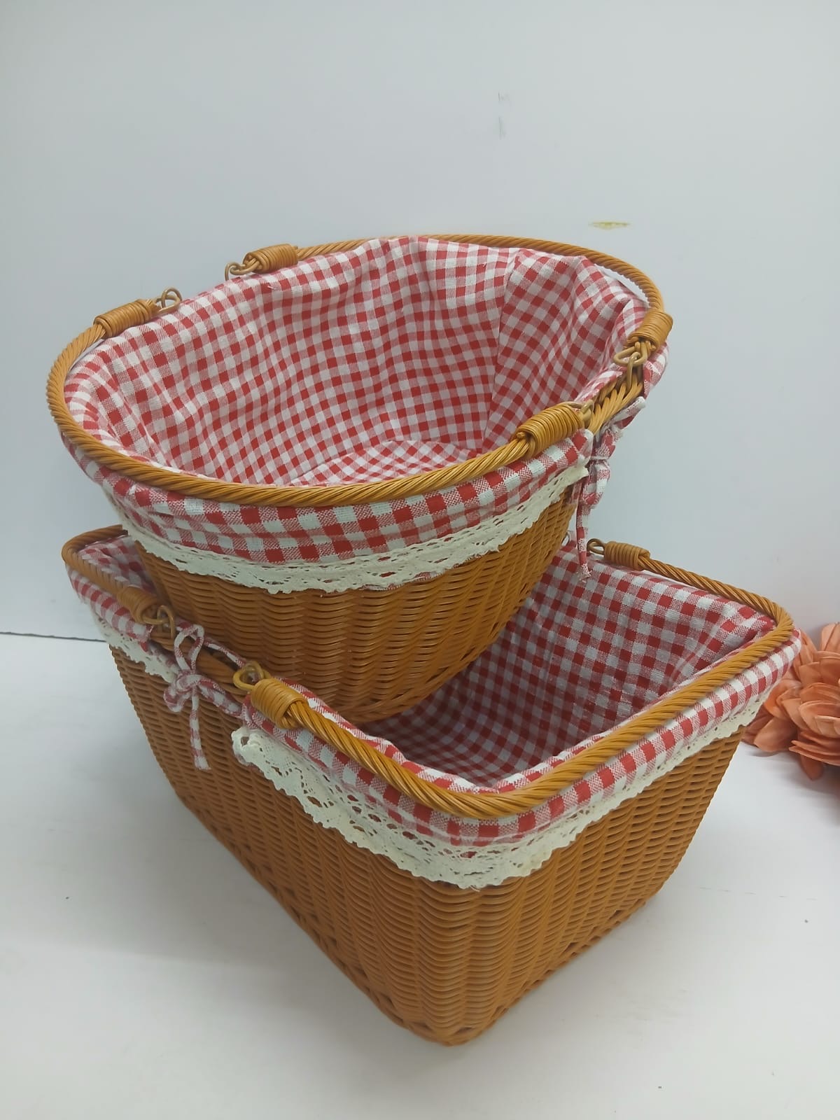PICNIC  OUTDOOR /SHOPPING BASKET WITH CLOTH