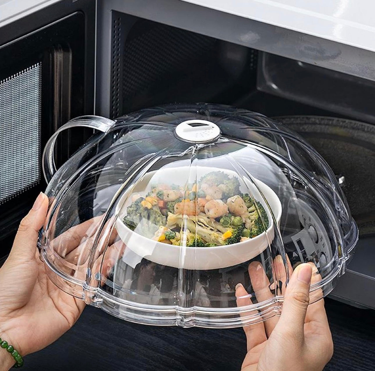 Multipurpose transparent microwave / food  splatter cover with an integrated base plate and handle