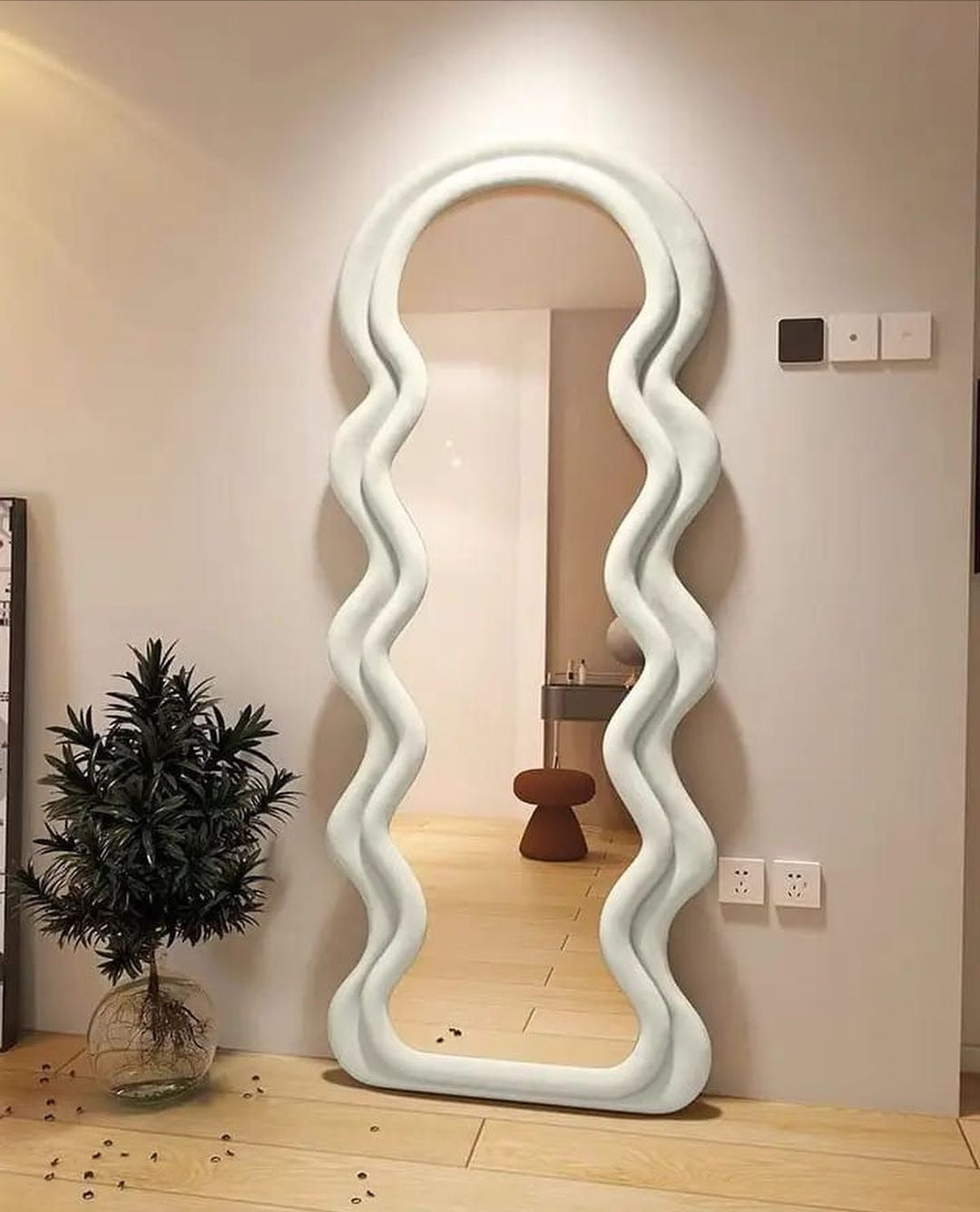 Wavy frame Modern Decorative mirror