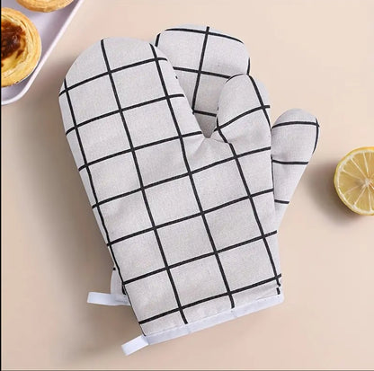 A pair of cotton oven gloves