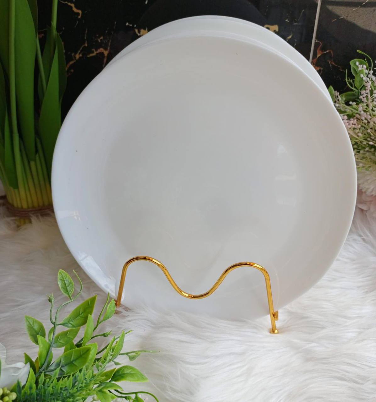 A set of 6 white plain circular dinner plates