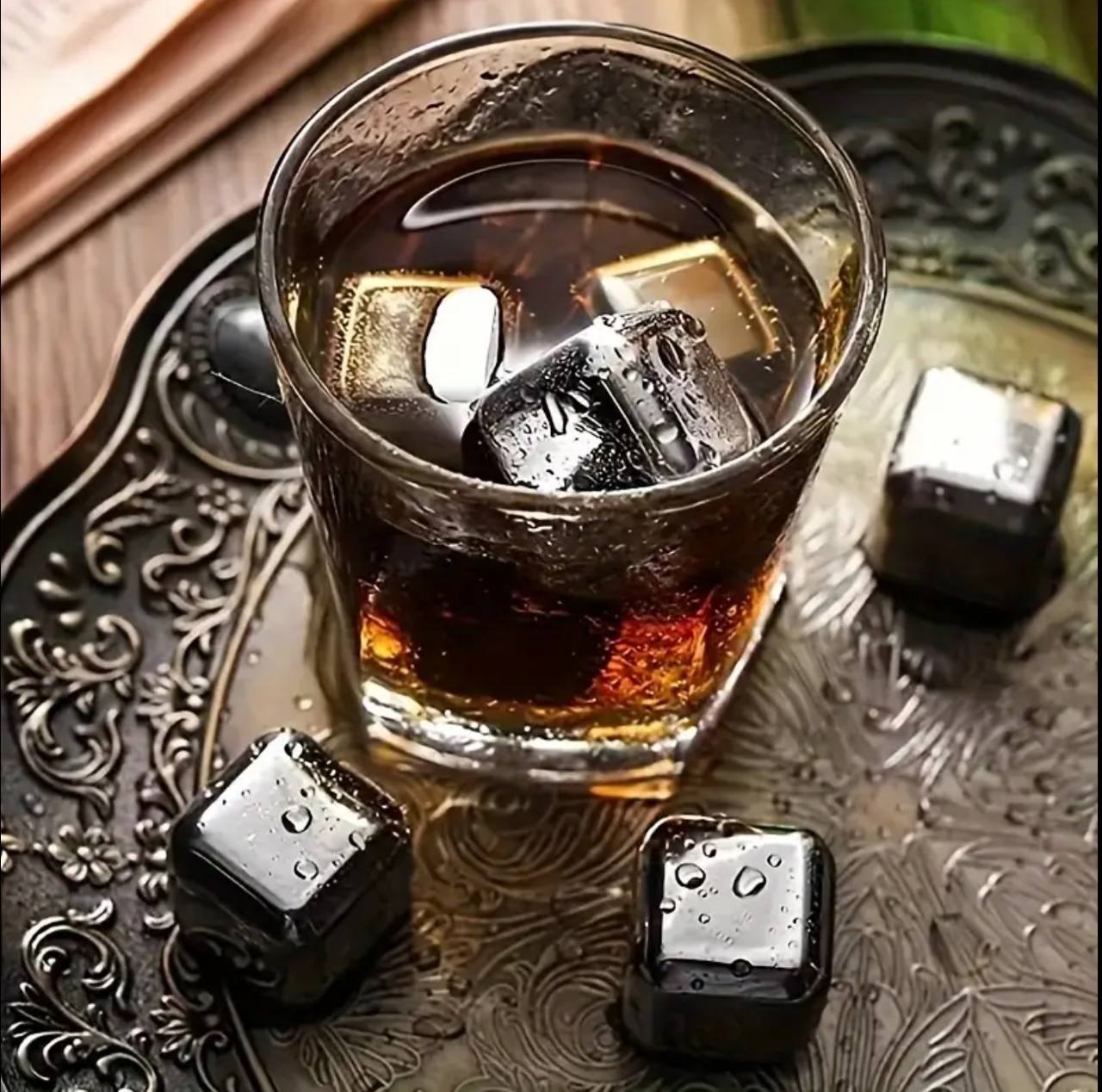 Stainless steel whiskey stones.
(8pcs per set)