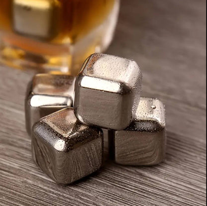 Stainless steel whiskey stones.
(8pcs per set)