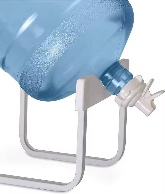 Metallic portable water dispenser