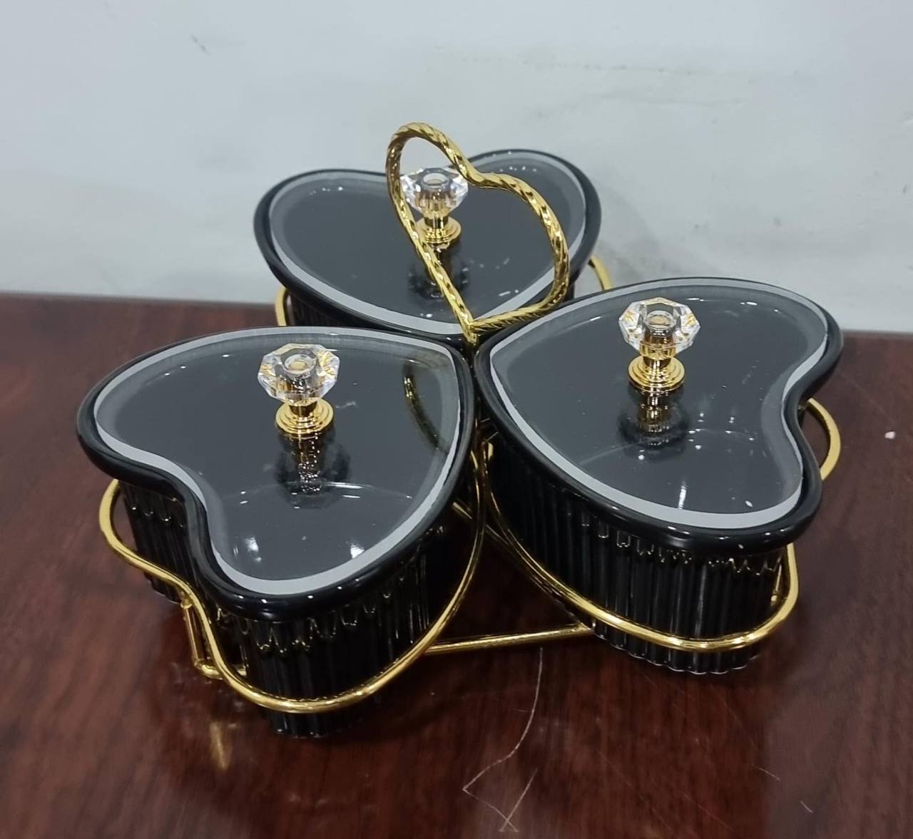 JD8682 set of 3 ceramic love shape sugar bowls  acrylic lids on gold metal rack
