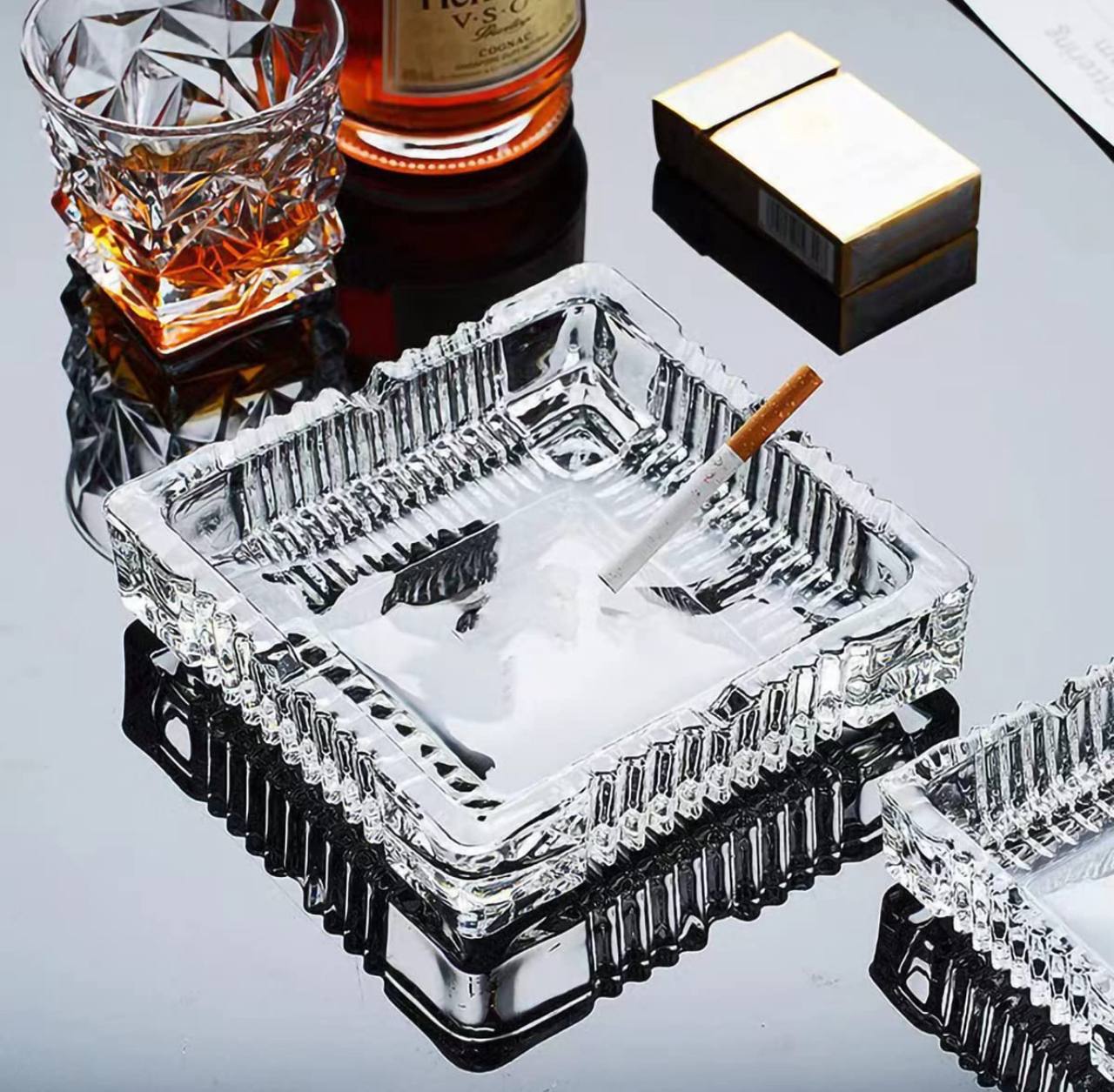 GLASS ASH TRAY SQUARE CLEAR