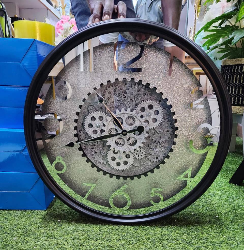 Luxurious Vintage wall clock with rotating gears