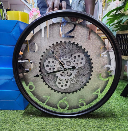 Luxurious Vintage wall clock with rotating gears