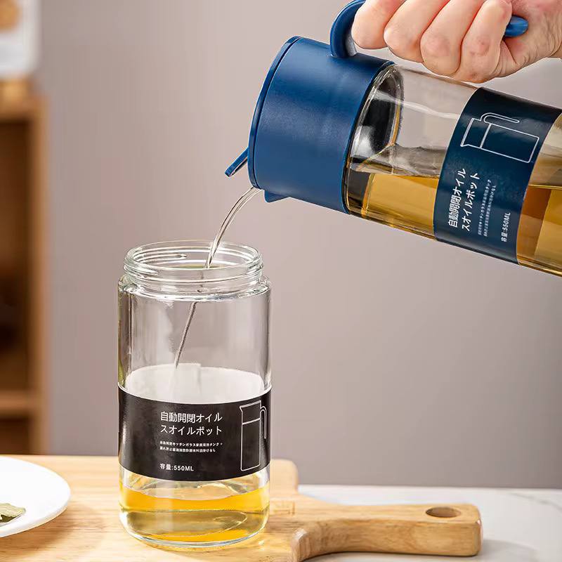 *Automatic Opening blue lid and Closing Oil Bottle, Drip-Free, 550ml, Soy Sauce Dispenser, Stylish Glass Oil Dispenser, Oil Pot, Cooking Oil Dispenser, Olive Oil, Transparent Glass Bottle, Dust proof, Leak-Proof, Soy Sauce, Vinegar, Liquid Condiment Conta