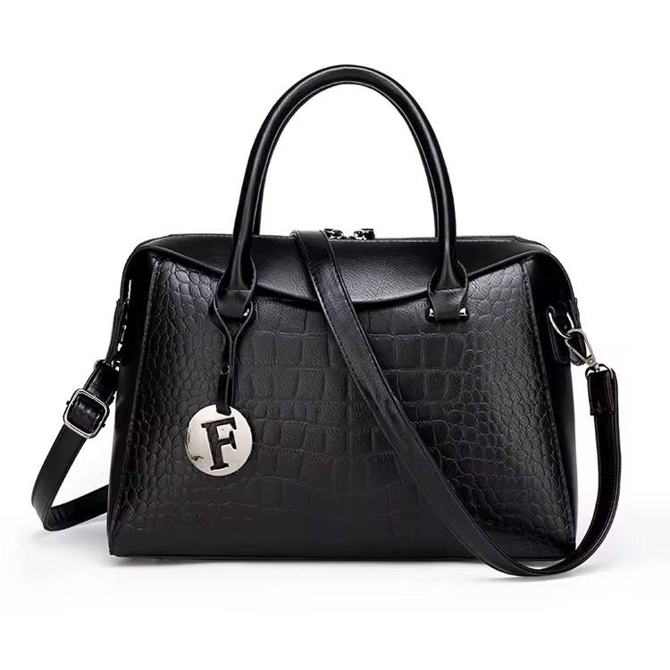 Ladies handbag 
Comes with a sling strap inside