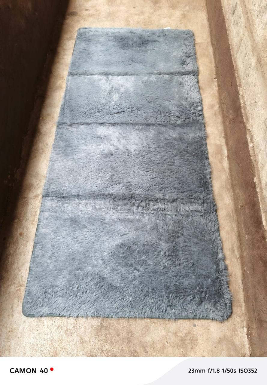 Fluffy bed side mat