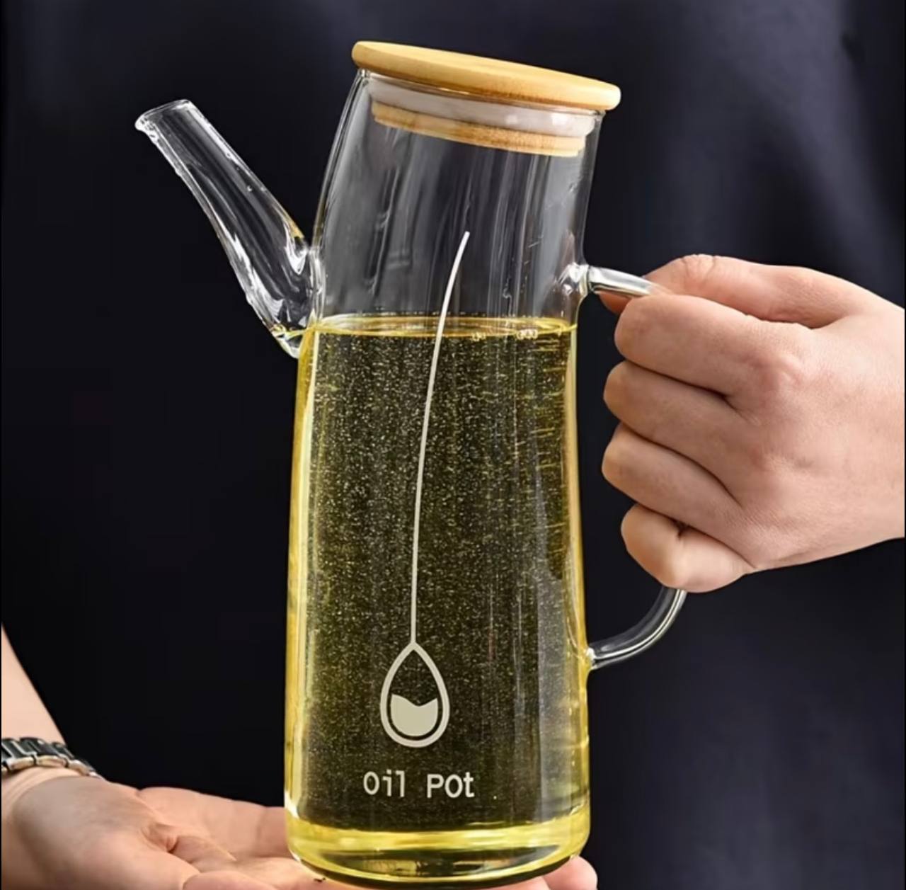 700ml Multipurpose curved oil Jar, perfect for oil, vinegar, soy sauce, etc. The curved glass oil dispenser can  be used in a bar, cafe shop, hotel, restaurant. The elegant appearance is a wonderful addition to your kitchen or your restaurant! The Curved