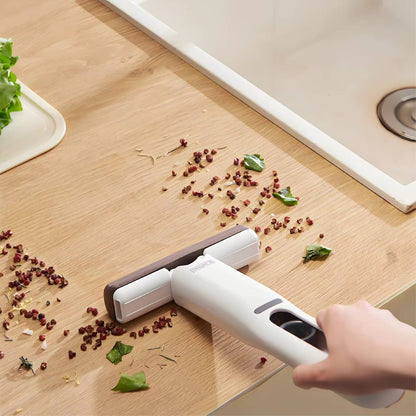 Self squeezing desktop mini mop