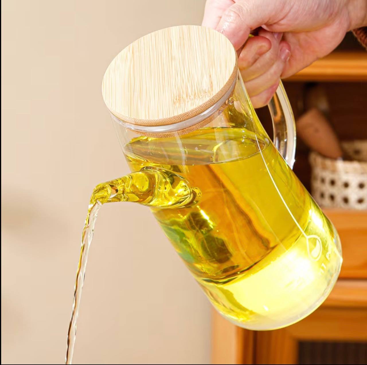 700ml Multipurpose curved oil Jar, perfect for oil, vinegar, soy sauce, etc. The curved glass oil dispenser can  be used in a bar, cafe shop, hotel, restaurant. The elegant appearance is a wonderful addition to your kitchen or your restaurant! The Curved