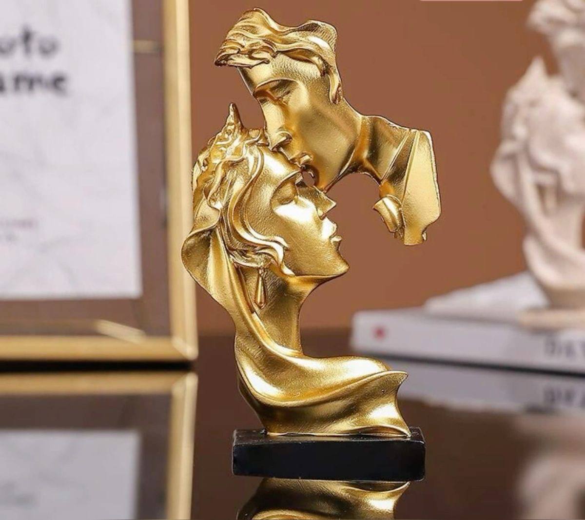 LOVE KISS COUPLE STATUE