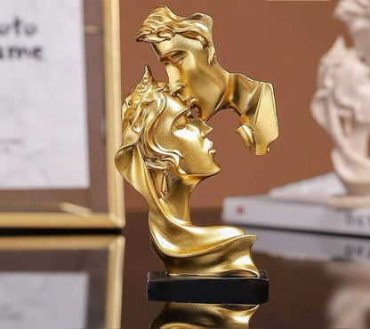 LOVE KISS COUPLE STATUE