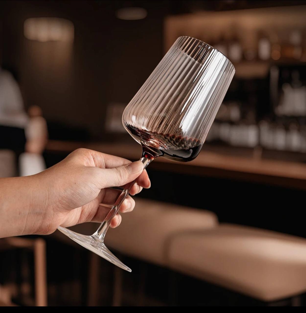 Elegant Ribbed wine Goblets
Vertical stripped wine glass with long stem 
Ï