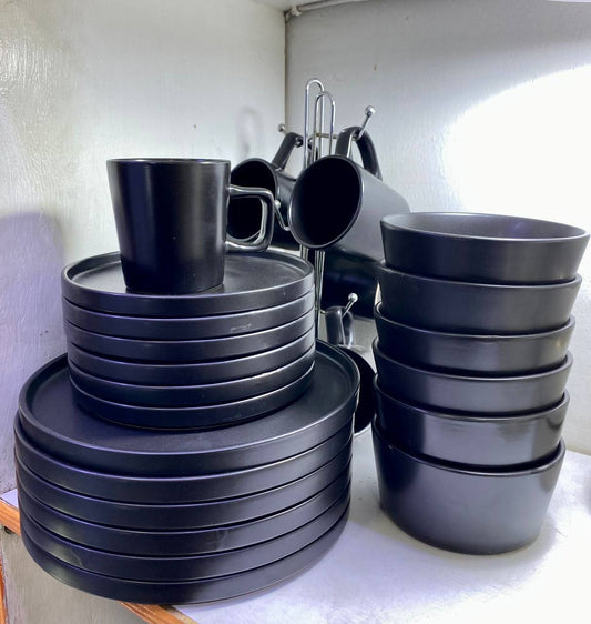 Black dinner set
