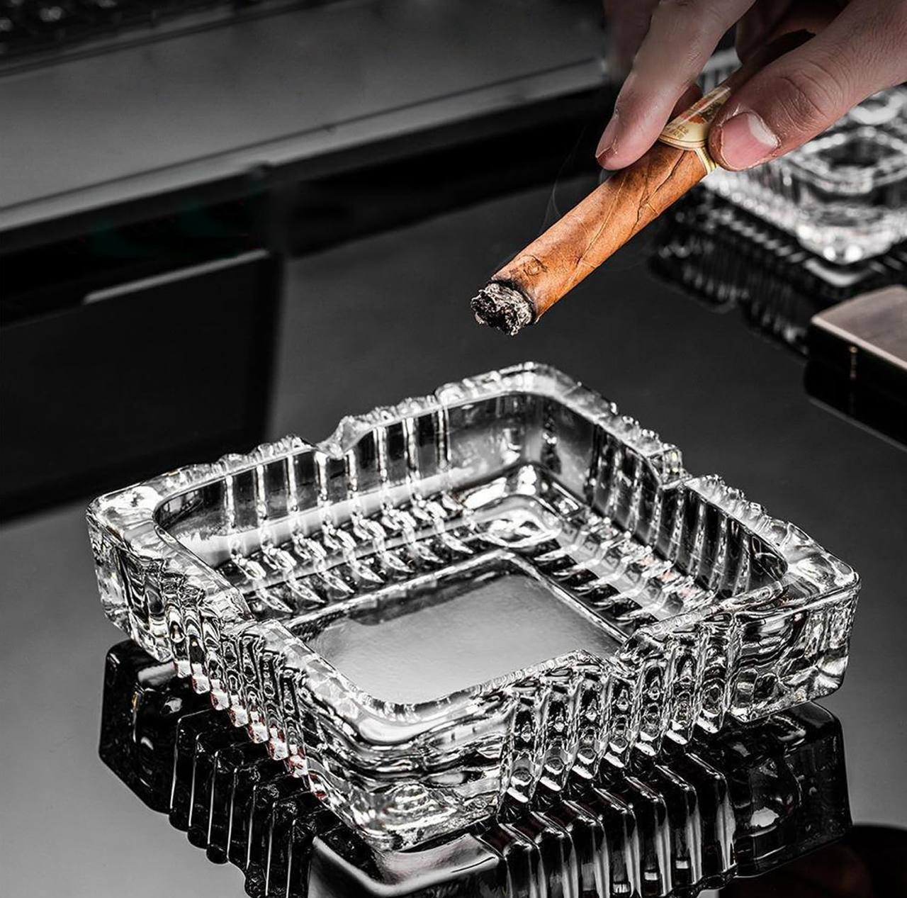 GLASS ASH TRAY SQUARE CLEAR