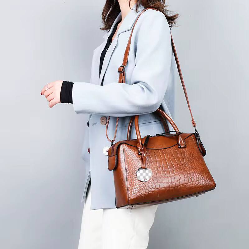 Ladies handbag 
Comes with a sling strap inside