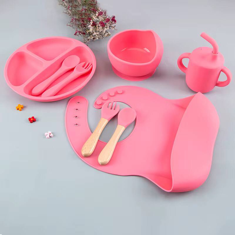 Mealtime just got easier with our eco friendly silicone feeding set