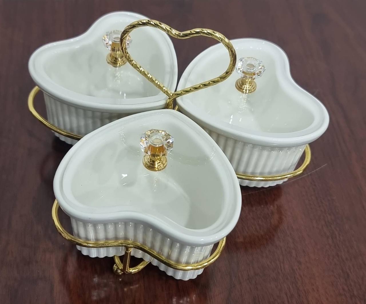 JD8682 set of 3 ceramic love shape sugar bowls  acrylic lids on gold metal rack