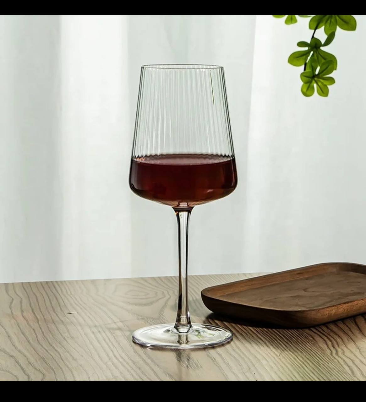 Elegant Ribbed wine Goblets
Vertical stripped wine glass with long stem 
Ï