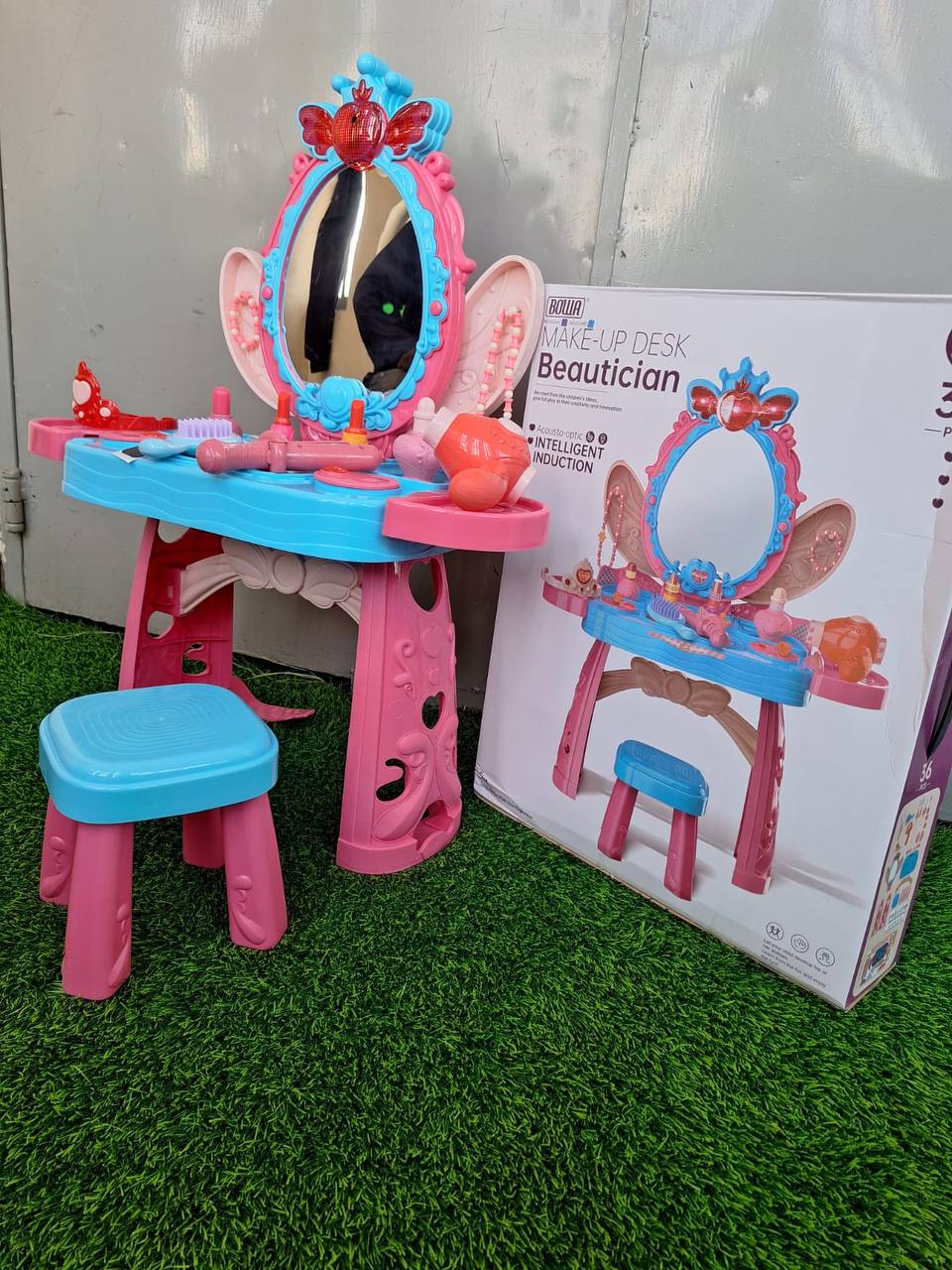 Make up desk