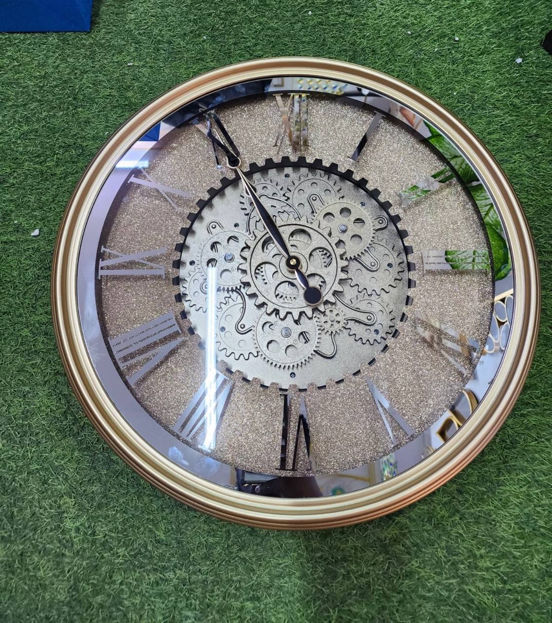 Luxurious Vintage wall clock with rotating gears